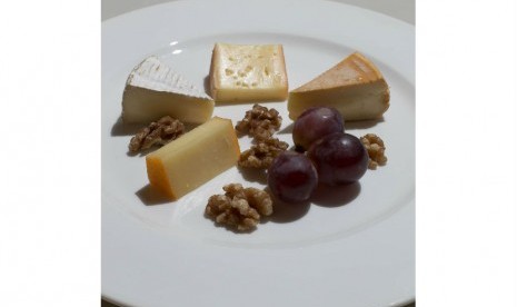 Cheese platter with nuts and grapes, menu khas Prancis.