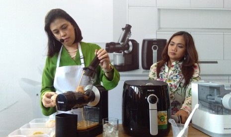 Chef Arimbi Nimpuno mempratikkan demo memasak yang praktis dan sehat.