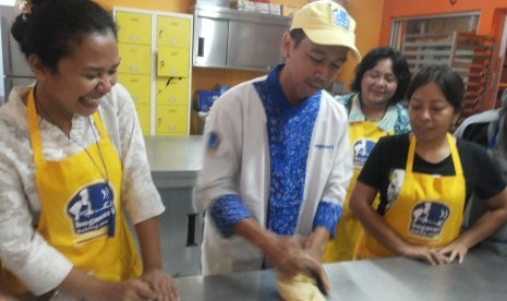 Chef Chairil Ichwan sedang menunjukkan cara membuat roti