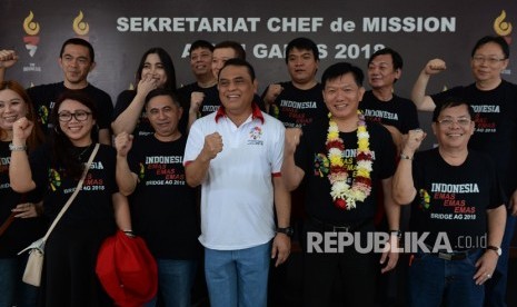 Chef de Mission (CdM) Indonesia Asian Games 2018 Komjen Pol. Syafruddin (tengah) bersama atlet cabang olahraga Bridge Asian Games yang akan melakukan uji coba ke Bulgaria, di Jakarta. Ahad (17/6).