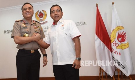 Chef de Mission (CdM) Indonesia pada Asian Games 2018 Komjen Pol Syafruddin (kiri).