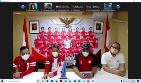 Chef de Mission (CdM) kontingen Indonesia untuk Paralimpiade Tokyo 2020 Andi Herman (kedua kiri).