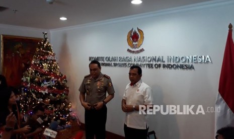 Chef de Mission Kontingen Indonesia untuk Asian Games 2018 Syafruddin (kiri) bersama Ketua KONI Tono Suratman di Kantor KONI di Senayan, Jakarta, Senin (8/1).  