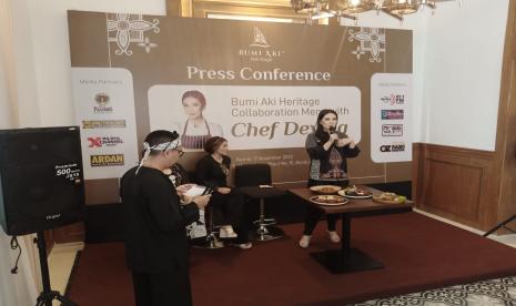 Chef Devina mempresentasikan lima sajian kuliner khas Sunda hasil kreasinya.