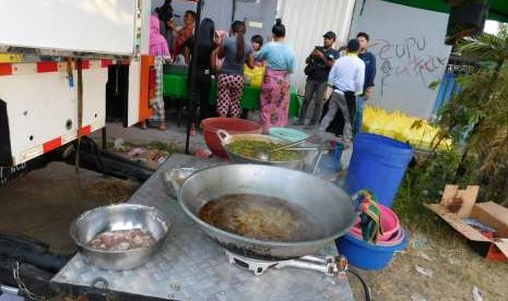 Chef Food Truck ACT memproduksi dan mendistribusikan makanan di pengungsian di Kampung Gebang Barat, Desa Pagesangan Timur, Kota Mataram, Lombok, NTB pada Jumat (10/8).