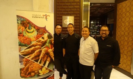 Chef Gupta Sitorus, Yuda Bustara, Kevindra Soemantri, dan Primo Rizky berfoto di depan restoran Le Cirque, New Delhi, India, Ahad (11/8). Empat chef asal Indonesia berkesempatan menyajikan makanan khas Indonesia di restoran bintang lima tersebut.