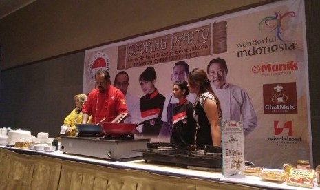 Chef Henry Bloem dalam demo masak di acara Cooking Party ICA, Jumat (19/5).