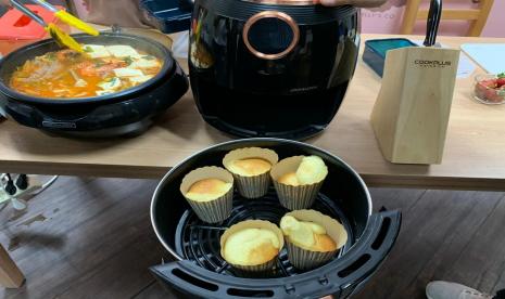 Chef Lucky Andreono mendemokan memasak menggunakan air fryer LocknLock, Selasa (28/7).