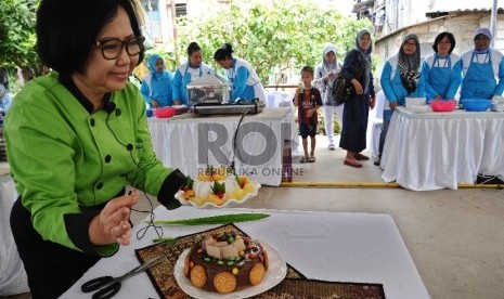 Chef Sisca Soewitomo memberikan arahan kepada ibu rumah tangga saat belajar memasak di Rusun Buaran, Jakarta, Selasa (14/9).