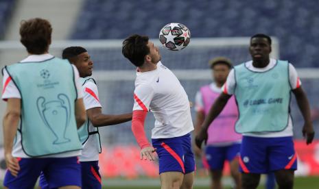 Bek Chelsea Ben Chilwell (tengah), memainkan bola saat sesi latihan menjelang pertandingan final Liga Champions di Stadion Dragao di Porto, Portugal, Jumat, 28 Mei 2021. Chelsea dan Manchester City memainkan final Liga Champions pada hari Sabtu yang dimenangkan Chelsea 1-0.. 