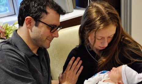 Chelsea Clinton bersama suaminya Marc Mezvinsky dan putra kedua mereka Aidan Clinton Mezvinsky