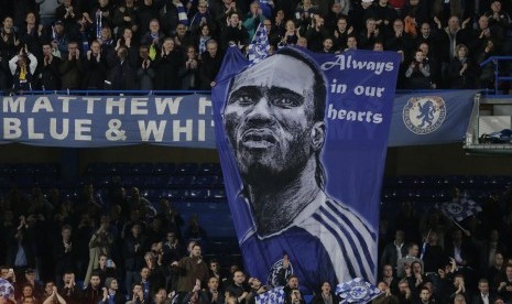 Spanduk raksasa bergambar Didier Drogba di Stamford Bridge, markas Chelsea.