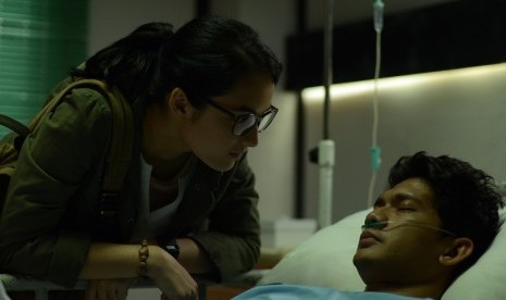 Chelsea Islan dan Iko Uwais dalam satu adegan di film Headshot 