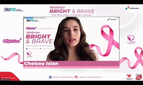 Chelsea Islan pekerja seni dan dan juga sebagai Duta Lovepink saat menjadi narasumber pada acara Webinar Bright and Brave yang diselenggarakan oleh Pertamina, Jumat (09/10/2020).