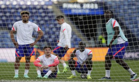 Chelsea Reece James, Ben Chilwell, NGolo Kante dan Kurt Zouma, dari kiri, menghadiri sesi latihan menjelang pertandingan final Liga Champions di stadion Dragao di Porto, Portugal, Jumat, 28 Mei 2021. Chelsea dan Manchester City akan memainkan final Liga Champions pada hari Sabtu.