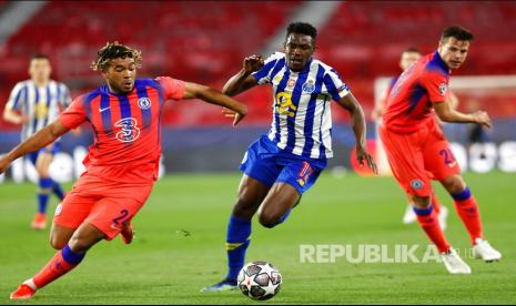 Pemain Chelsea Reece James (kiri) dan rekannya Cesar Azpilicueta (kanan) berusaha merebut bola dari pemain Porto Zaidu Sanusi.