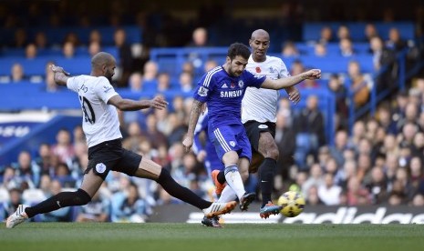 Chelsea's Cesc Fabregas (C) shoots but fails to score during their English Premier League soccer match against Queens Park Rangers at Stamford Bridge in London November 1, 2014