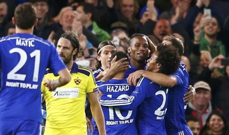 Chelsea's Didier Drogba (3rd R) celebrates with team-mates after scoring a penatly during their Champions League Group G soccer match against Maribor at Stamford Bridge in London October 21, 2014. 