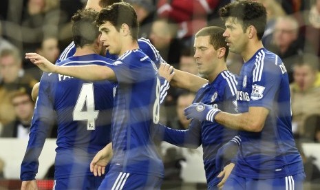 Chelsea's Diego Costa (R) celebrates his second goal against Swansea City with team-mates during their English Premier League soccer match at the Liberty Stadium in Swansea, Wales January 17, 2015. 