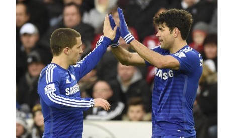 Chelsea's Diego Costa (R) celebrates with team-mate Eden Hazard after scoring a goal against Swansea City during their English Premier League soccer match at the Liberty Stadium in Swansea, Wales January 17, 2015.