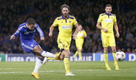 Chelsea's Eden Hazard (L) shoots to score Chelsea's sixth goal during their Champions League Group G soccer match against Maribor at Stamford Bridge in London October 21, 2014. 