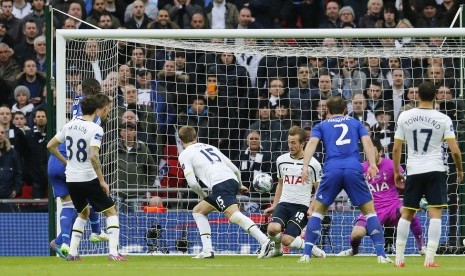  Chelsea's John Terry scores the first goal for his side as Tottenham's Harry Kane tries to block