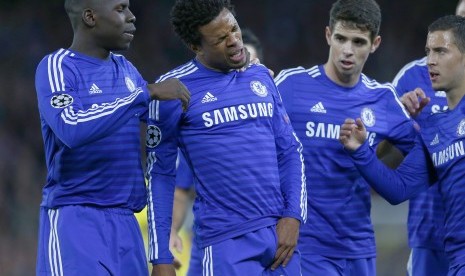 Chelsea's Loic Remy (2nd L) reacts after sustaining an injury as he scored a goal during their Champions League Group G soccer match against Maribor at Stamford Bridge in London October 21, 2014.