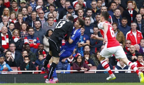 Chelsea's Oscar collides with Arsenal's David Ospina after shooting at goal 