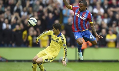 Chelsea's Oscar (L) is challenged by Crystal Palace's Jason Puncheon during their English Premier League soccer match at Selhurst Park in London October 18, 2014