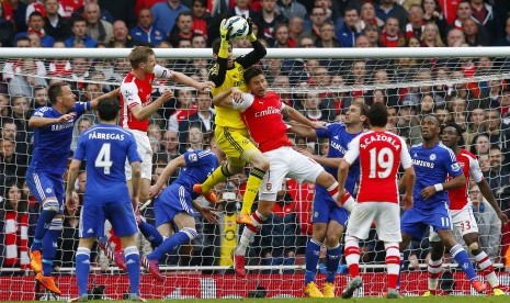  Chelsea's Thibaut Courtois in action with Arsenal's Olivier Giroud