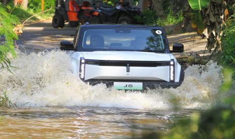 Chery, merek otomotif asal Tiongkok, resmi meluncurkan Chery J6, SUV listrik offroad pertama di Indonesia. Mobil ini hadir dengan desain unik Fashion Cube Box yang memadukan estetika modern dengan kemampuan off-road yang tangguh.