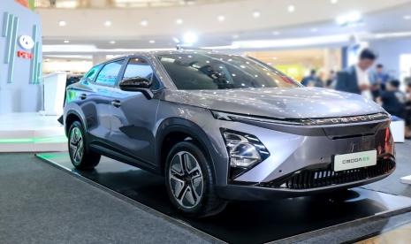 Chery Omoda E5 kembali mencatatkan prestasi gemilang dengan menjadi mobil listrik (EV) terlaris di Indonesia pada periode Januari hingga September 2024. Data Gaikindo Retail Sales menunjukan pemilihan mobil listrik oleh konsumen Indonesia saat ini didominasi pada rentang harga Rp 400 juta, dan Chery Omoda E5 memimpin pasar tersebut di Indonesia dengan total 3.628 unit.