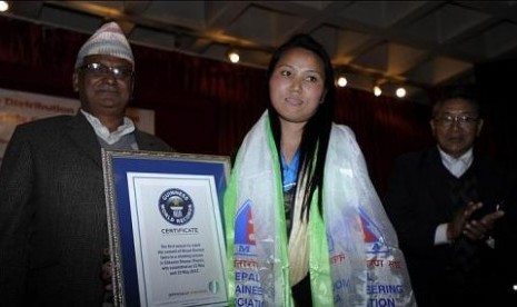 Chhurim Sherpa menerima sertifikat pengakuan dari Guinnes World Record