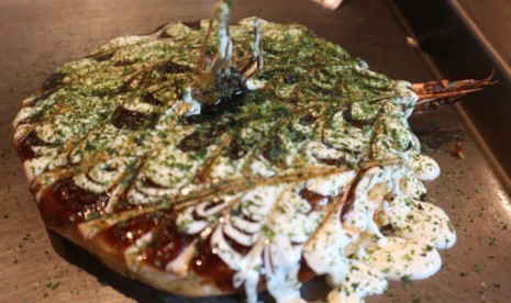 Okonomiyaki khas Osaka kreasi restoran Chibo di Gandaria City, Jakarta.