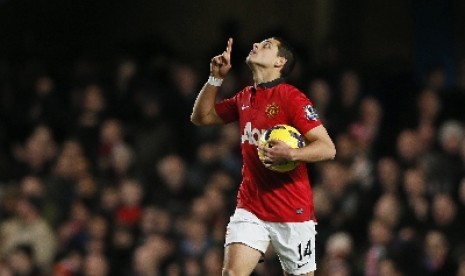 Chicharito merayakan gol ketika membela Mancester United.