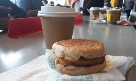 Chicken McMuffin yang dibagi-bagikan gratis, Senin (11/3), dalam rangka Hari Sarapan Nasional.