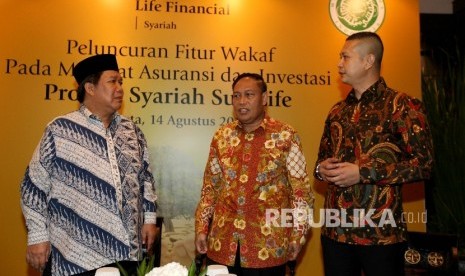 Chief Agency Officer Syariah Sun Life Norman Nugraha (kanan), Wakil Ketua Badan Wakaf Indonesia (BWI) Nadratuzzaman Hosen (kiri), dan Ketua Dewan Pengawas Syariah Faturrahman Djamil (tengah) berbincang bersama usai memberikan keterangan pers peluncuran manfaat wakaf untuk produk Asuransi Syariah di Jakarta, Senin (14/8). 