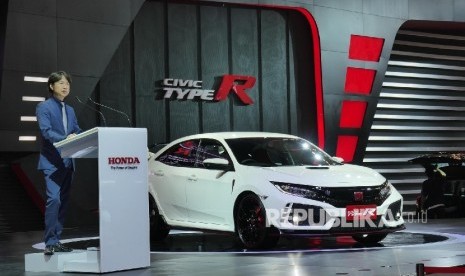  Chief Angineer and Assistant Large Project Leader of Civic Tupe R, Honda R&D co. Ltd Hedeki Kakinuma menyampaikan presentasinya mengenai produk Honda Civic Type R di ajang Gaikindo Indonesia International Auto Show (GIIAS) 2017, di ICE BSD City, Tangerang, Jumat (11/8).