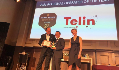 Chief Commercial Officer Telin Budi Satria Dharma Purba (tengah) saat menerima penghargaan bergengsi dari Carrier Community (CC) di ajang 2019 Carrier Community Global Awards, di Berlin, Jerman, Selasa (14/5). Telin berhasil meraih dua penghargaan yaitu Asia Regional Operator of The Year 2019 dan Best MVNO Regional Operator 2019.