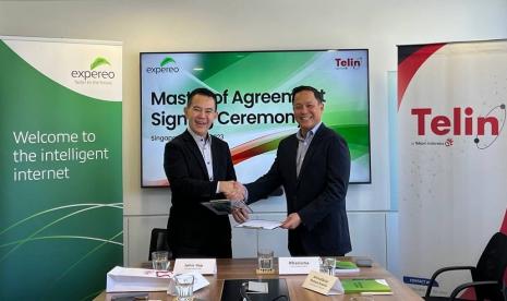 Chief Commercial Officer Telin, Kharisma (kanan) bersama Managing Director Asia Pacific at Expereo, John Yap menjalin kemitraan strategis dalam peningkatan yang signifikan solusi Software Defined-Wide Area Network (SD-WAN) Telin