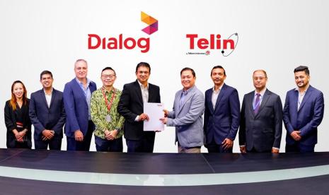 Chief Commercial Officer Telin Kharisma (keempat dari kanan) dan Group Chief Executive of Dialog Axiata PLC Supun Weerasinghe (kelima dari kiri) saat penandatanganan kemitraan strategis untuk pengelolaan layanan terminasi suara dan SMS internasional antara Telin dan Dialog Axiata beberapa waktu lalu.