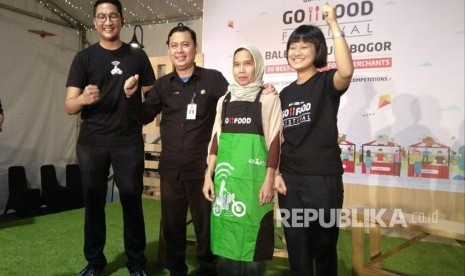 Chief Comnercial Expansion Gojek, Catherine Hindra Sutjahyo (kanan), Kepala Dinas Koperasi dan UKM Kota Bogor Anas S Rasmana (kedua kiri) saat konferensi pers GoFood Festival di Bogor. 