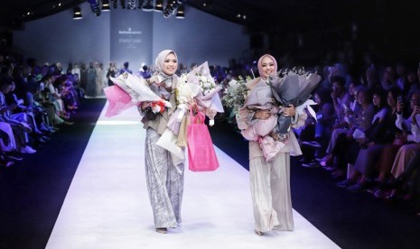 Chief Creative Director Jenna dan Kaia, Lira Krisnalisa dan Founder Buttonscarves, Linda Anggrea melahirkan maha karya Les Amities. Koleksi tabrak motif ini dipamerkan di fashion show JFW 2020 pada Rabu (23/10).