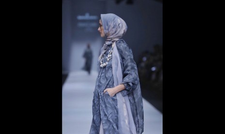 Chief Creative Director Jenna dan Kaia, Lira Krisnalisa dan Founder Buttonscarves, Linda Anggrea melahirkan maha karya Les Amities. Koleksi tabrak motif ini dipamerkan di fashion show JFW 2020 pada Rabu (23/10).