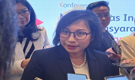 Chief Customer and Marketing Officer Prudential Indonesia Karin Zulkarnaen menjelaskan kinerja konsolidasi Prudential Indonesia dan Prudential Syariah selama 2022 di Hotel Pullman, Jakarta, Rabu (10/5/2023).