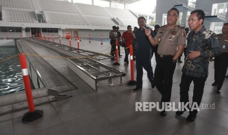 Chef de Mission Indonesia Asian Games Komjen Pol Syafruddin (kiri) dan Direktur Utama Pusat Pengelola Kompleks Gelora Bung Karno (PPK GBK) Winarto (kanan) berbincang saat meninjau Pelatnas Asian Games 2018 di Stadion Aquatic, Komplek GBK, Senayan, Jakarta, Rabu (28/3).