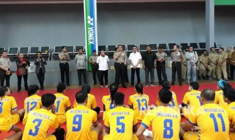 Chief de Mission Kontingen Indonesia di Asian Games 2018 Wakapolri Komjen Pol Syafruddin meninjau kesiapan atlet gulat dan sepak takraw di Icuk Sugiarto Training Camp di Kadudampit Kabupaten Sukabumi Selasa (20/3).