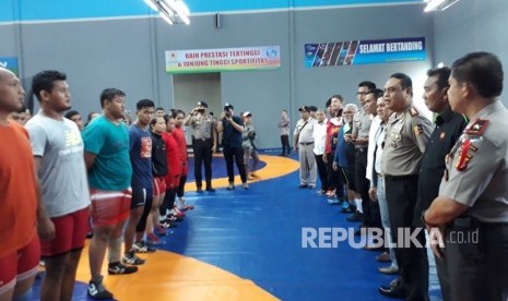 Chef de Mission Kontingen Indonesia di Asian Games 2018 Wakapolri Komjen Pol Syafruddin meninjau kesiapan atlet gulat dan sepak takraw di Icuk Sugiarto Training Camp di Kadudampit Kabupaten Sukabumi Selasa (20/3).