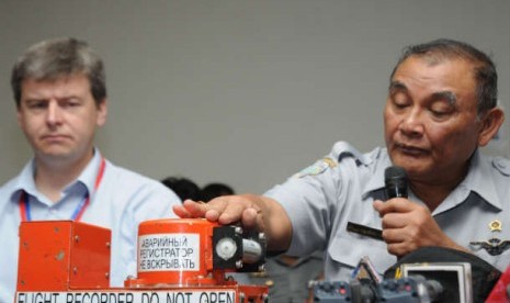  Chief Designer Sukhoi Vladimir Lavrov (kiri) Dan Kepala KNKT Tatang Kurniadi menunjukkan bagian dari kotak hitam pesawat Sukhoi SJ100, Flight Data Recorder (FDR) kepada pers di Bandara Halim Perdanakusuma, Jakarta, Kamis (31/5).