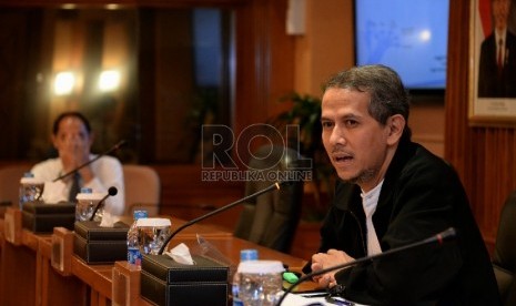 Chief Economist PT Bank Rakyat Indonesia (BRI) Anggito Abimanyu memberikan penjelasan saat Outlook Ekonomi Makro Indonesia 2015:Dari inflasi ke Deflasi Ekonomi di Jakarta, Senin (16/2). 